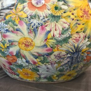 Une paire de vases de forme tianqiu ping en porcelaine de Chine famille rose, marque de Qianlong, ca. 1900 — photo 55
