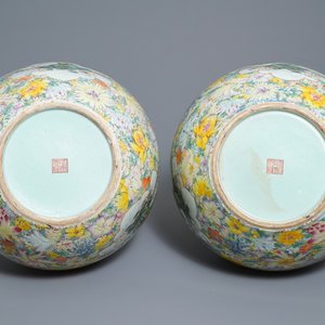 Une paire de vases de forme tianqiu ping en porcelaine de Chine famille rose, marque de Qianlong, ca. 1900 — photo 7