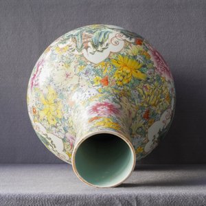 Une paire de vases de forme tianqiu ping en porcelaine de Chine famille rose, marque de Qianlong, 19/20ème — photo 13