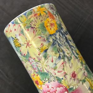 Une paire de vases de forme tianqiu ping en porcelaine de Chine famille rose, marque de Qianlong, 19/20ème — photo 28