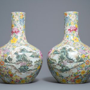Une paire de vases de forme tianqiu ping en porcelaine de Chine famille rose, marque de Qianlong, 19/20ème — photo 3