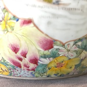 Une paire de vases de forme tianqiu ping en porcelaine de Chine famille rose, marque de Qianlong, 19/20ème — photo 37