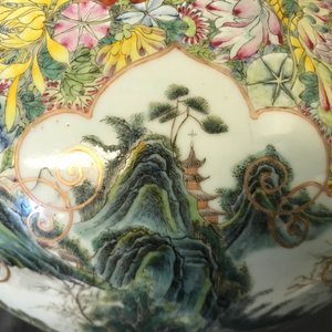 Une paire de vases de forme tianqiu ping en porcelaine de Chine famille rose, marque de Qianlong, 19/20ème — photo 46