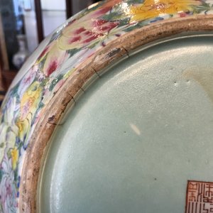 Une paire de vases de forme tianqiu ping en porcelaine de Chine famille rose, marque de Qianlong, 19/20ème — photo 58