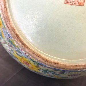 Une paire de vases de forme tianqiu ping en porcelaine de Chine famille rose, marque de Qianlong, 19/20ème — photo 59