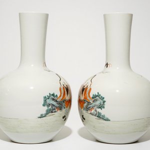 Une paire de vases de forme tianqiuping en porcelaine de Chine famille rose, 20ème — photo 2