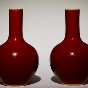 Une paire de vases de forme tianqiuping en porcelaine de Chine monochrome rouge de cuivre, 19/20ème — photo 1