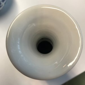 Une paire de vases de forme triple gourde en porcelaine de Chine bleu, blanc et café au lait, Kangxi — photo 14