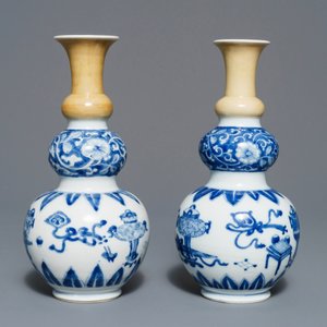 Une paire de vases de forme triple gourde en porcelaine de Chine bleu, blanc et café au lait, Kangxi — photo 4