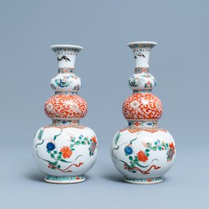 Une paire de vases de forme triple gourde en porcelaine de Chine famille verte, Kangxi — photo 1