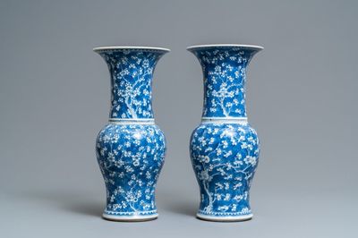 Une paire de vases de forme yenyen en porcelaine de Chine en bleu et blanc, Kangxi