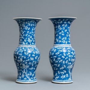 Une paire de vases de forme yenyen en porcelaine de Chine en bleu et blanc, Kangxi — photo 2