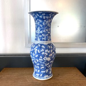 Une paire de vases de forme yenyen en porcelaine de Chine en bleu et blanc, Kangxi — photo 9