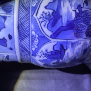 Une paire de vases de forme yenyen en porcelaine de Chine en bleu et blanc, Kangxi — photo 11