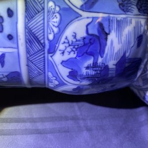 Une paire de vases de forme yenyen en porcelaine de Chine en bleu et blanc, Kangxi — photo 12
