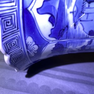 Une paire de vases de forme yenyen en porcelaine de Chine en bleu et blanc, Kangxi — photo 15