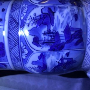Une paire de vases de forme yenyen en porcelaine de Chine en bleu et blanc, Kangxi — photo 16