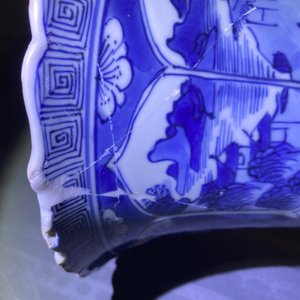 Une paire de vases de forme yenyen en porcelaine de Chine en bleu et blanc, Kangxi — photo 18