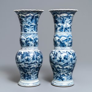 Une paire de vases de forme yenyen en porcelaine de Chine en bleu et blanc, Kangxi — photo 2