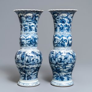 Une paire de vases de forme yenyen en porcelaine de Chine en bleu et blanc, Kangxi — photo 4
