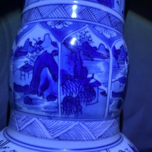 Une paire de vases de forme yenyen en porcelaine de Chine en bleu et blanc, Kangxi — photo 7