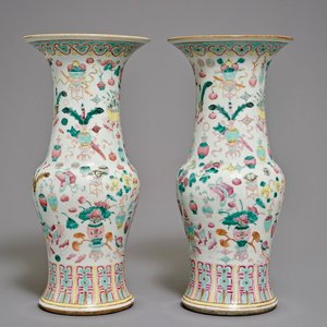 Une paire de vases de forme yenyen en porcelaine de Chine famille rose, 19ème — photo 1