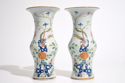 Une paire de vases de forme yenyen en porcelaine de Chine famille rose, 19ème
