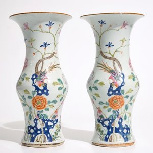 Une paire de vases de forme yenyen en porcelaine de Chine famille rose, 19ème — photo 1