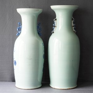 Une paire de vases de forme yenyen et deux vases aux fonds céladon en porcelaine de Chine, 19ème — photo 9