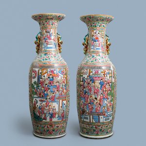 Une paire de vases de taille exceptionelle en porcelaine de Chine famille rose, 19ème — photo 1