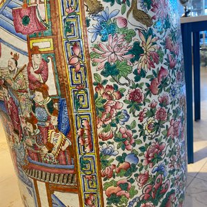 Une paire de vases de taille exceptionelle en porcelaine de Chine famille rose, 19ème — photo 101