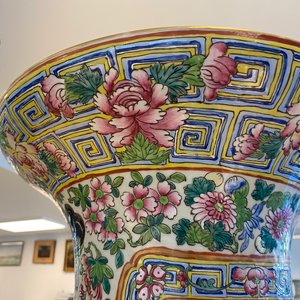 Une paire de vases de taille exceptionelle en porcelaine de Chine famille rose, 19ème — photo 12