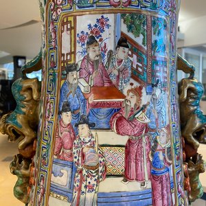 Une paire de vases de taille exceptionelle en porcelaine de Chine famille rose, 19ème — photo 15