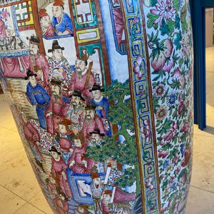 Une paire de vases de taille exceptionelle en porcelaine de Chine famille rose, 19ème — photo 24