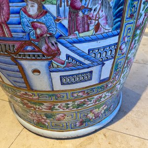 Une paire de vases de taille exceptionelle en porcelaine de Chine famille rose, 19ème — photo 25