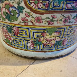 Une paire de vases de taille exceptionelle en porcelaine de Chine famille rose, 19ème — photo 26