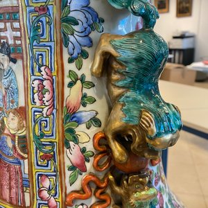 Une paire de vases de taille exceptionelle en porcelaine de Chine famille rose, 19ème — photo 29