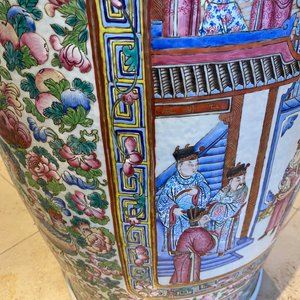 Une paire de vases de taille exceptionelle en porcelaine de Chine famille rose, 19ème — photo 43