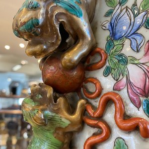 Une paire de vases de taille exceptionelle en porcelaine de Chine famille rose, 19ème — photo 46