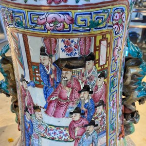 Une paire de vases de taille exceptionelle en porcelaine de Chine famille rose, 19ème — photo 48