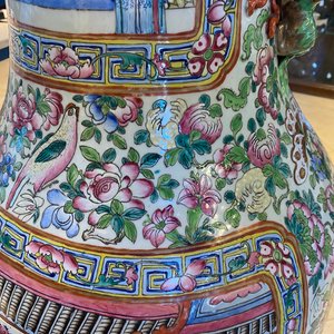 Une paire de vases de taille exceptionelle en porcelaine de Chine famille rose, 19ème — photo 50