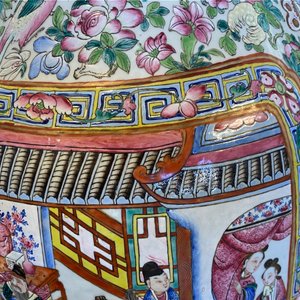 Une paire de vases de taille exceptionelle en porcelaine de Chine famille rose, 19ème — photo 51