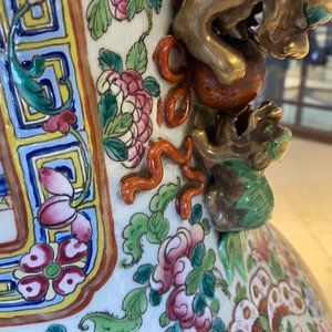 Une paire de vases de taille exceptionelle en porcelaine de Chine famille rose, 19ème — photo 57