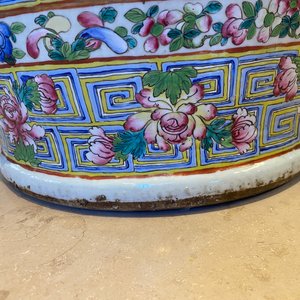 Une paire de vases de taille exceptionelle en porcelaine de Chine famille rose, 19ème — photo 63