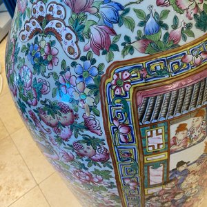 Une paire de vases de taille exceptionelle en porcelaine de Chine famille rose, 19ème — photo 67