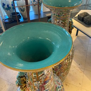Une paire de vases de taille exceptionelle en porcelaine de Chine famille rose, 19ème — photo 70