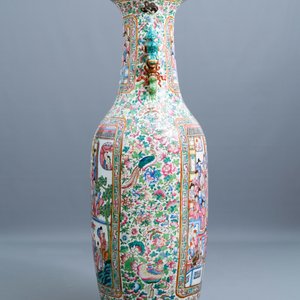Une paire de vases de taille exceptionelle en porcelaine de Chine famille rose, 19ème — photo 7