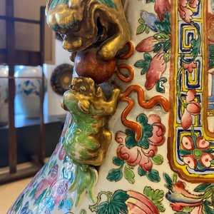 Une paire de vases de taille exceptionelle en porcelaine de Chine famille rose, 19ème — photo 74