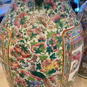 Une paire de vases de taille exceptionelle en porcelaine de Chine famille rose, 19ème — photo 89