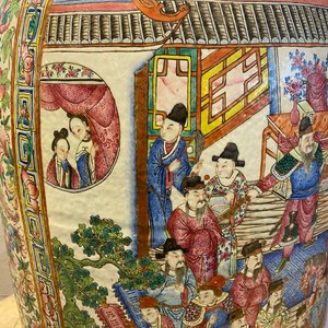 Une paire de vases de taille exceptionelle en porcelaine de Chine famille rose, 19ème — photo 96